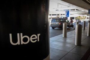 Uber afirma que puede operar en los aeropuertos de México tras decisión judicial