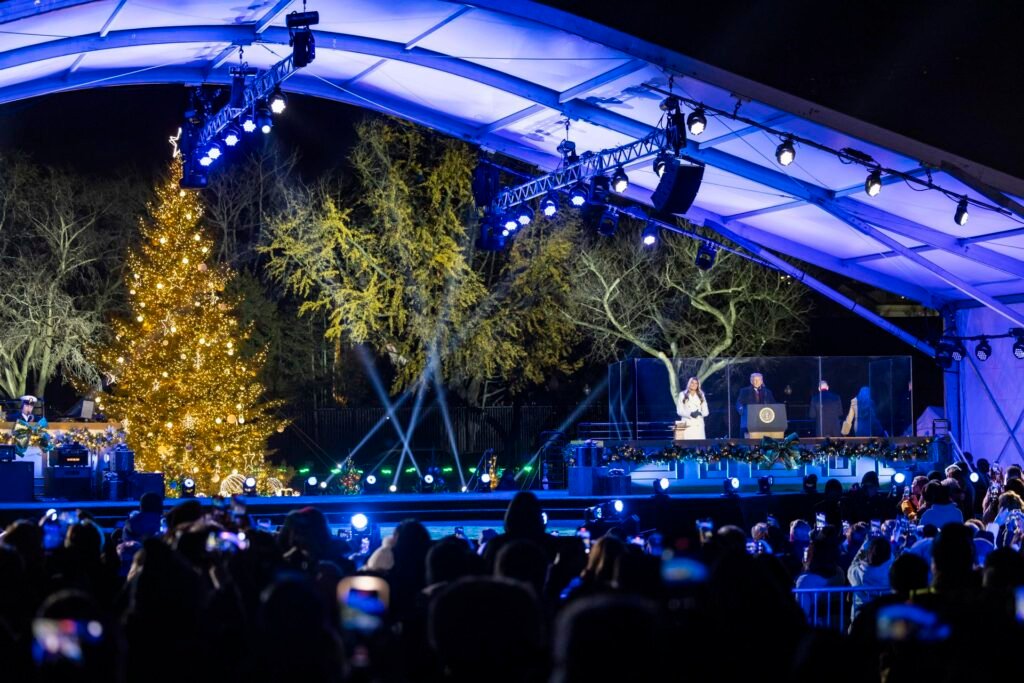 Trump y la primera dama encienden el árbol de Navidad de la Casa Blanca