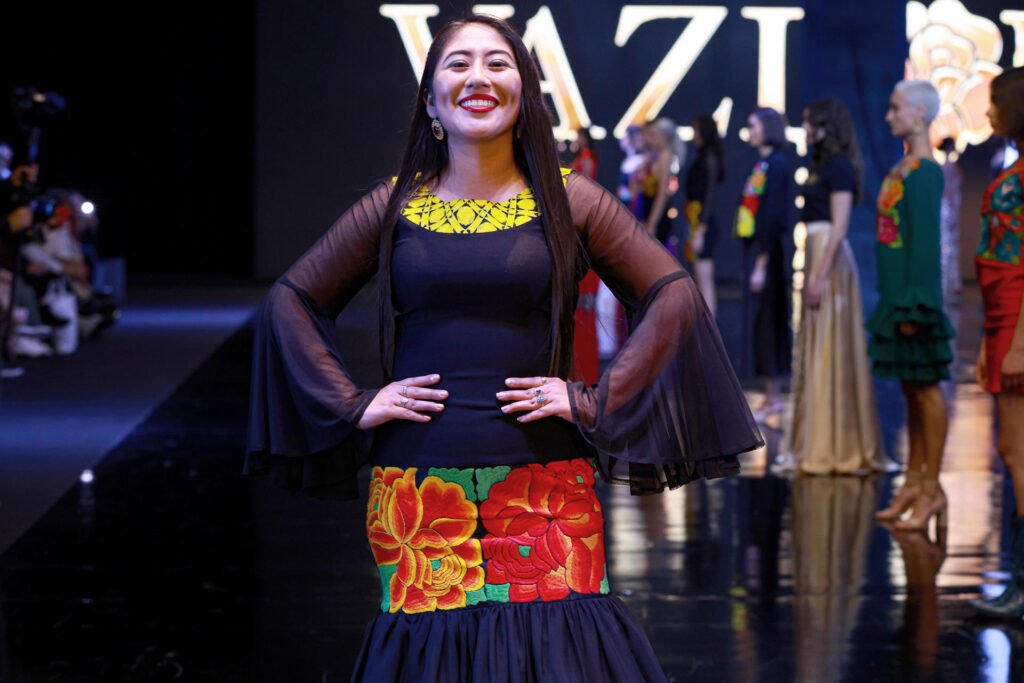 Vestidos de noche con bordados de la cultura zapoteca roban las miradas en una pasarela de Intermoda