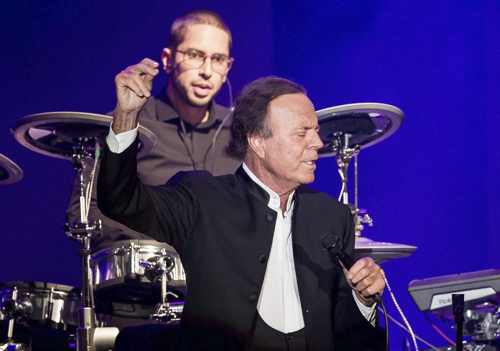 Julio Iglesias publica mensajes privados de sus empleadas para defender su inocencia