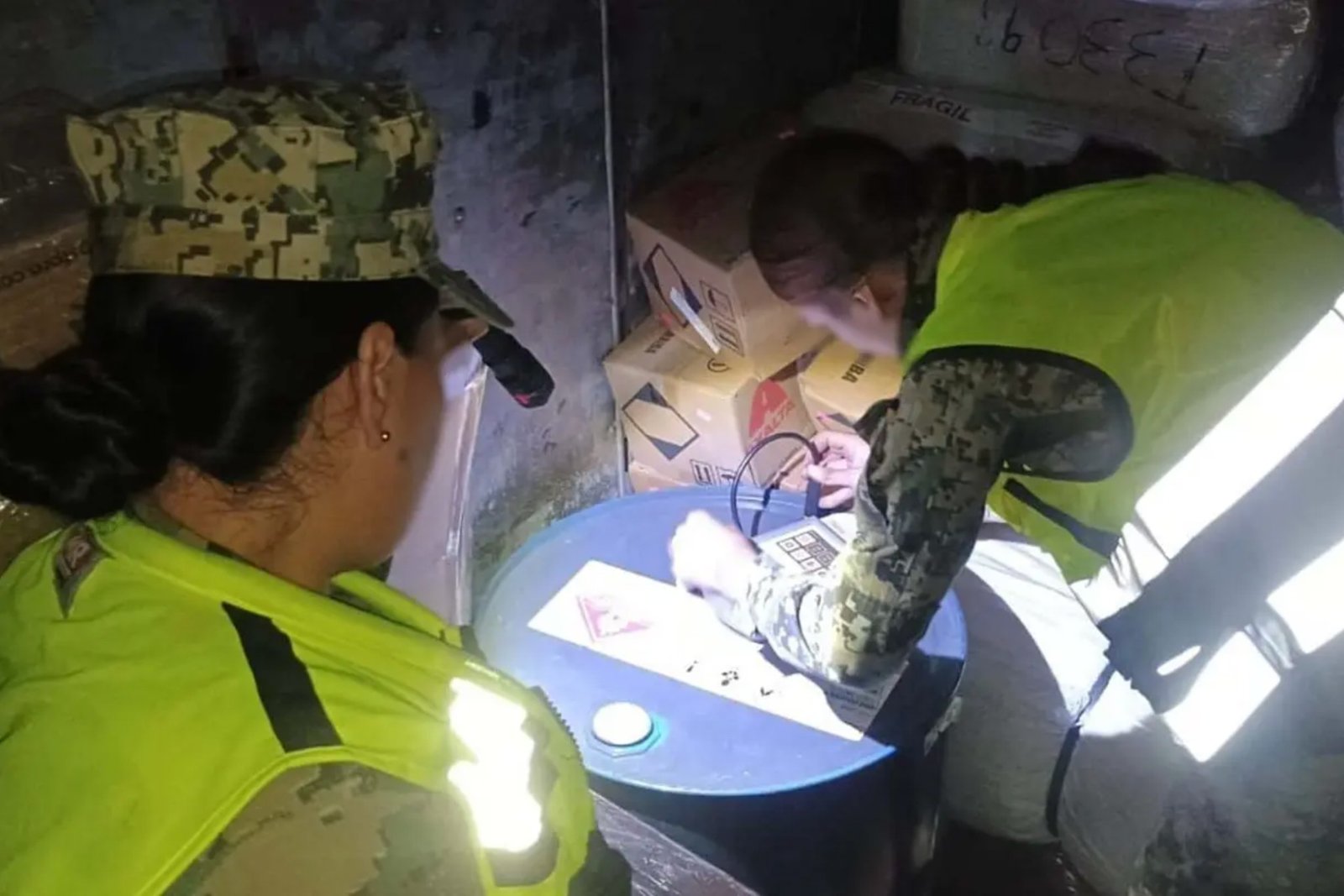 Marina decomisa 314 litros de precursores químicos en recinto portuario de Topolobampo, Sinaloa