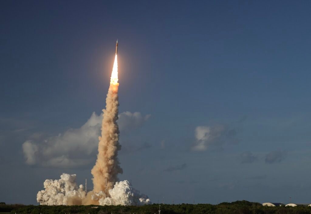 Artemis III probará un nuevo escudo térmico y sistemas vitales y de acoplamiento de Orión
