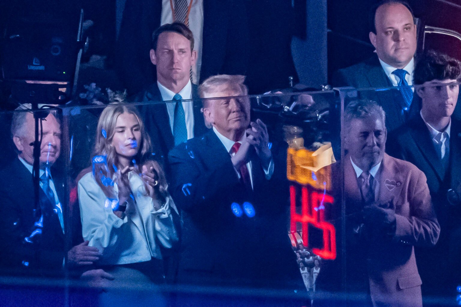 Trump, abucheado por el Madison Square Garden durante el himno nacional